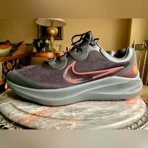 NEW MENS Nike Water Repellent Shoes